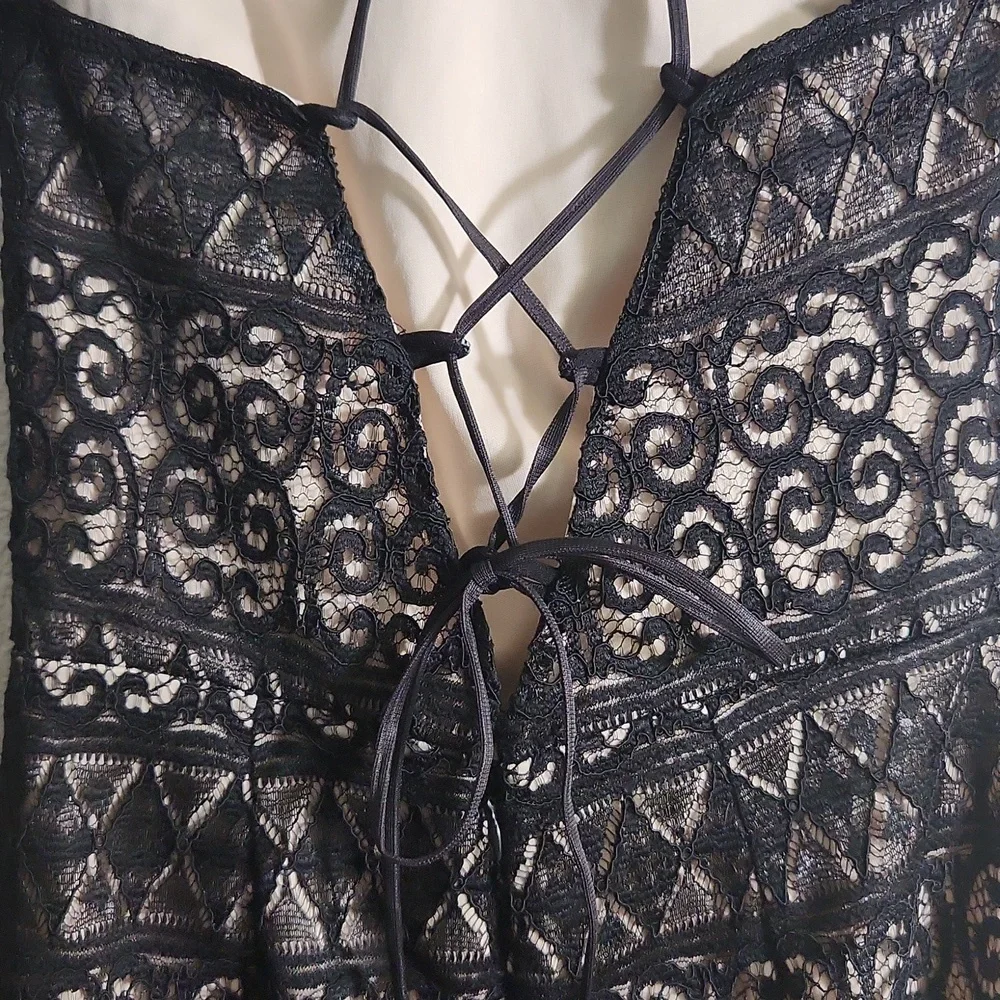 Lipsy London black lace halter dress, size 4 - Picture 5 of 8